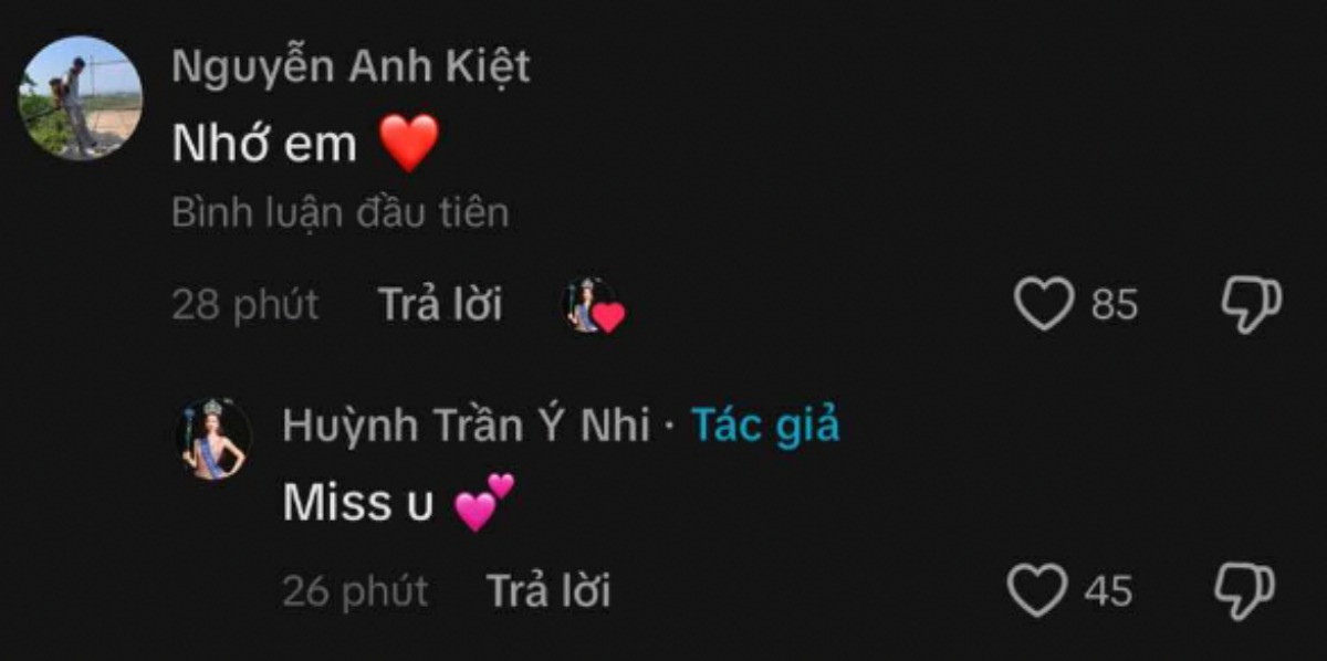 Nàng hậu và bạn trai vẫn rất ngọt ngào.