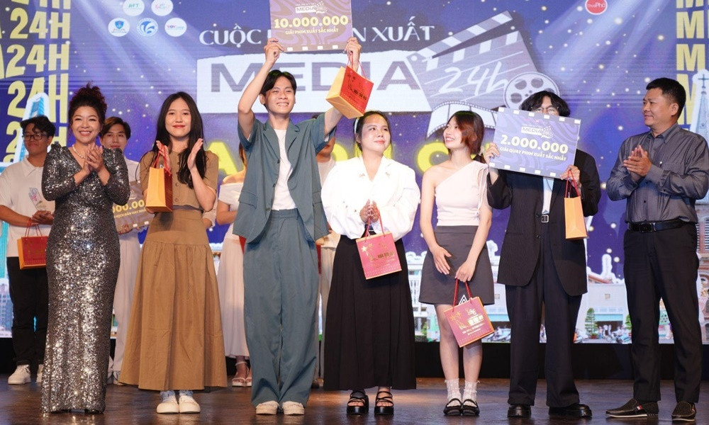 Son Team đã giành hai giải quan trọng với bộ phim có đề tài lịch sử. Son Team đã giành hai giải quan trọng với bộ phim có đề tài lịch sử.