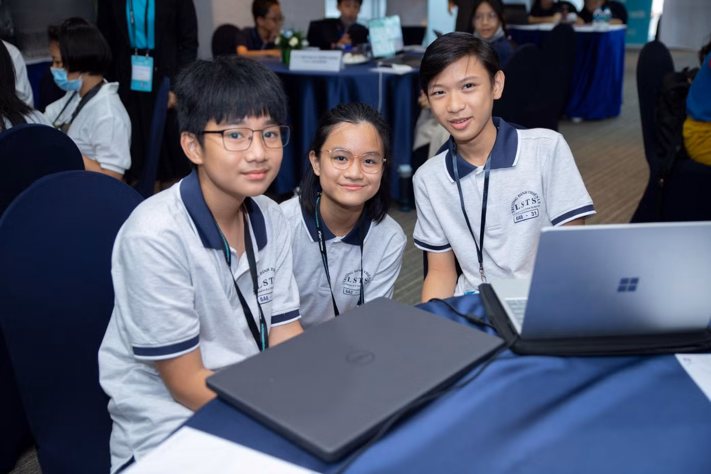 Nụ cười luôn thường trực trên môi các đội thi nhí trong suốt buổi học.