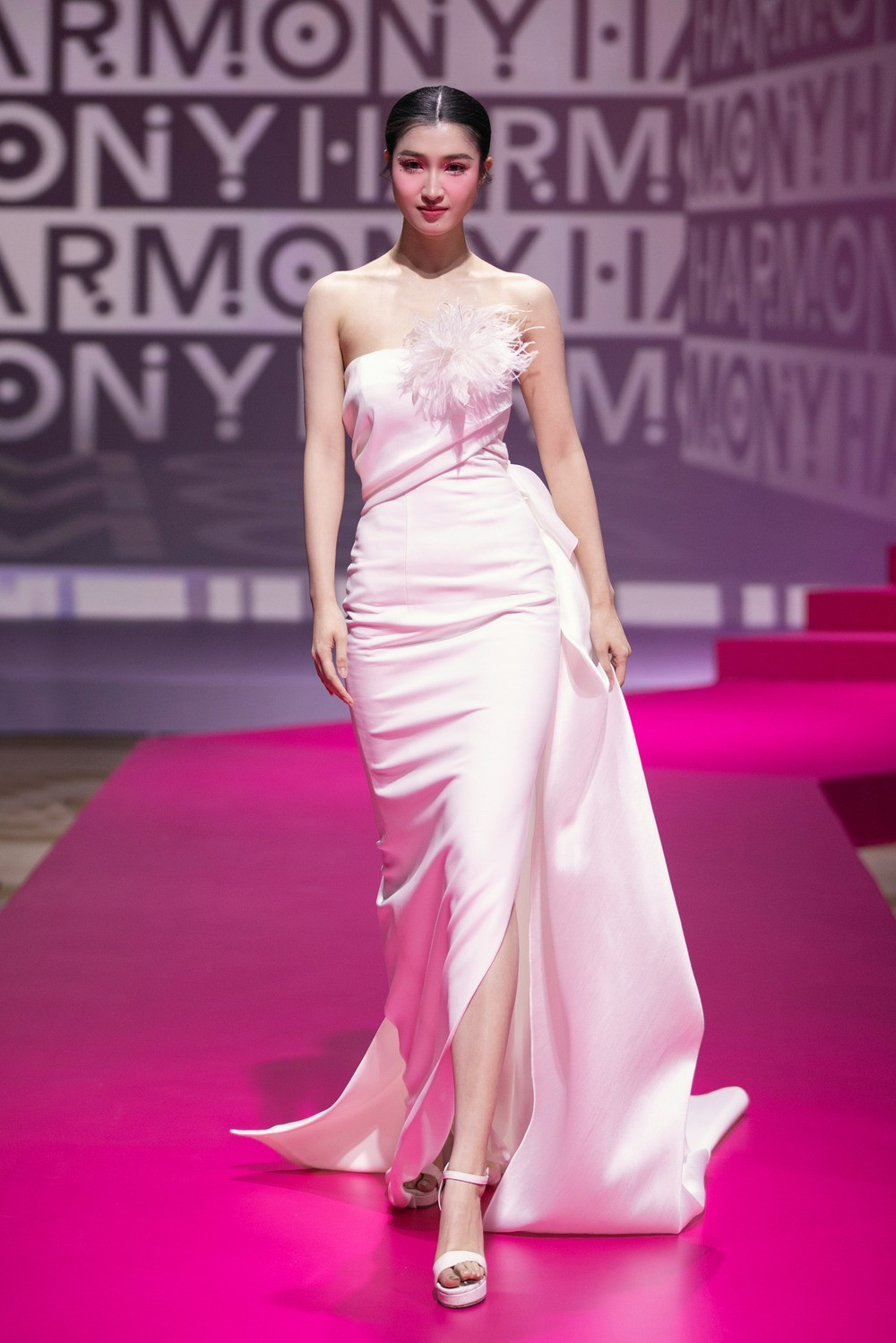 Phương Nhi lần đầu làm vedette trên sàn catwalk. Phương Nhi lần đầu làm vedette trên sàn catwalk.
