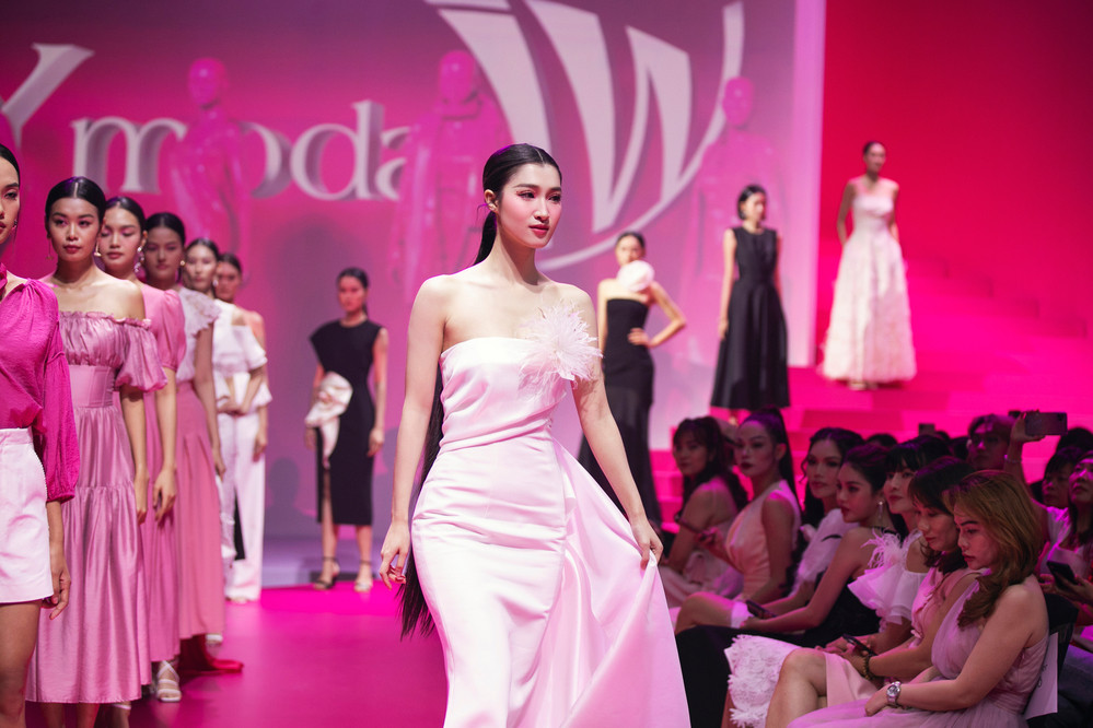 Phương Nhi trình diễn rất chuyên nghiệp. Phương Nhi trình diễn rất chuyên nghiệp.