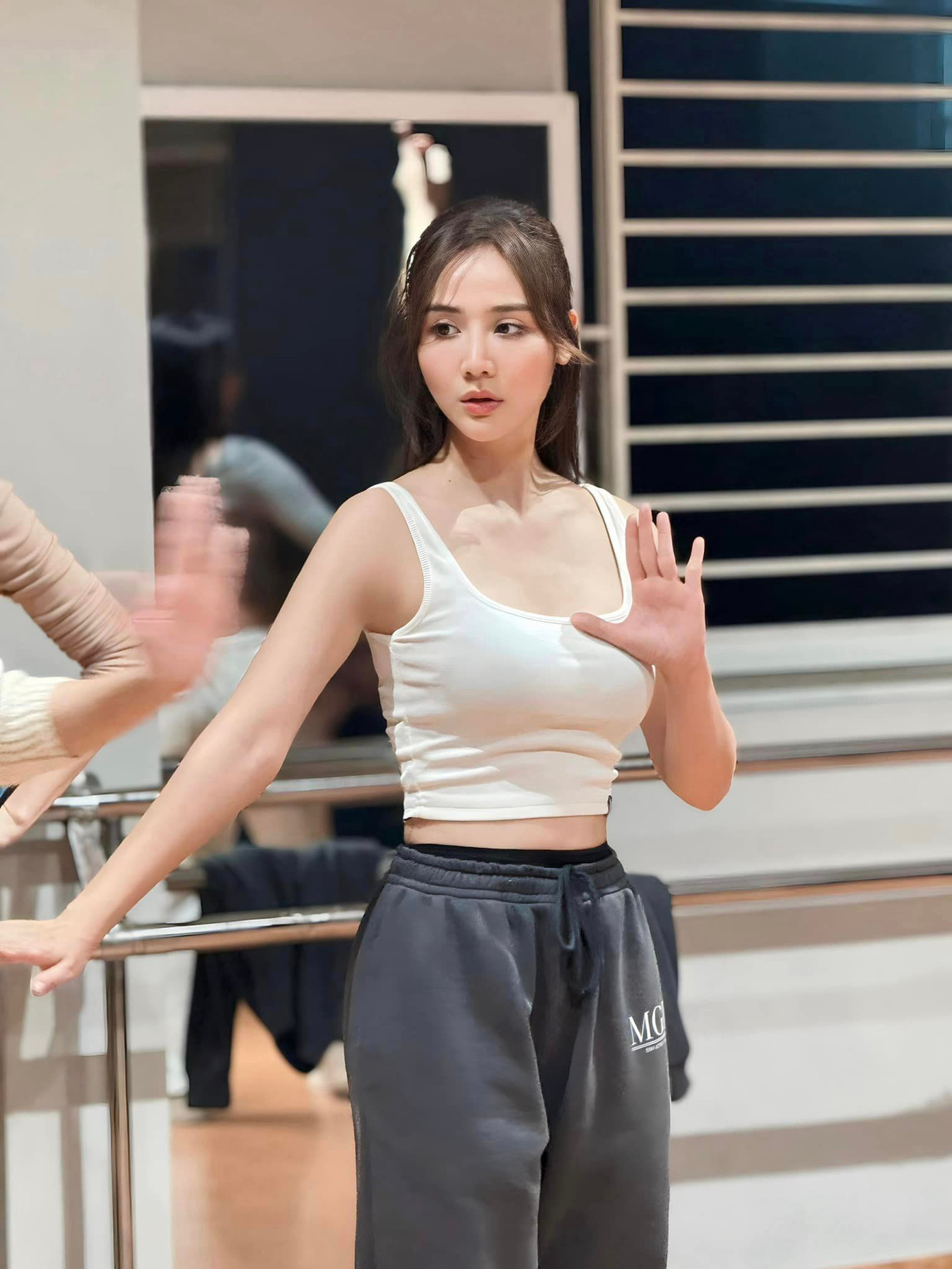 Chúng Ta Của 8 Năm Sau: Dương và Nguyệt rủ nhau tập nhảy, Tùng với Lâm thành đôi ảnh 8