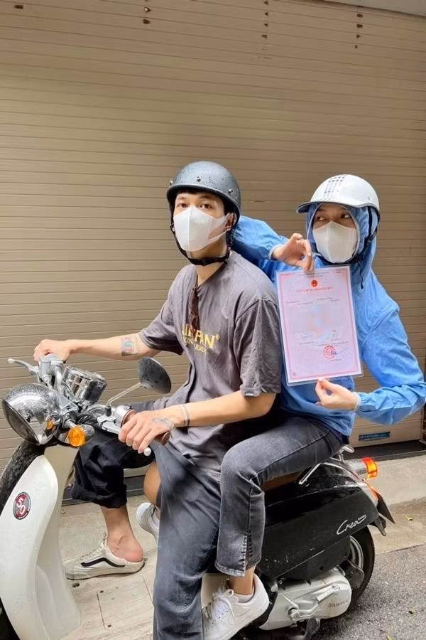 Sao Việt đang có trào lưu khoe giấy đăng ký kết hôn? Sao Việt đang có trào lưu khoe giấy đăng ký kết hôn?