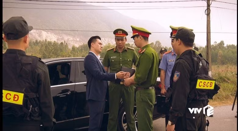 Việt Anh cũng là nam diễn viên đi tù cực nhiều trên phim.