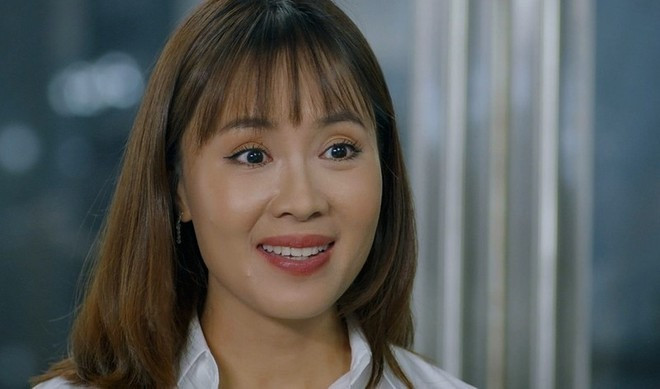 Hồng Diễm có phần xuống sắc, đôi mắt đầy vẻ mệt mỏi trong phim này. Hồng Diễm có phần xuống sắc, đôi mắt đầy vẻ mệt mỏi trong phim này.