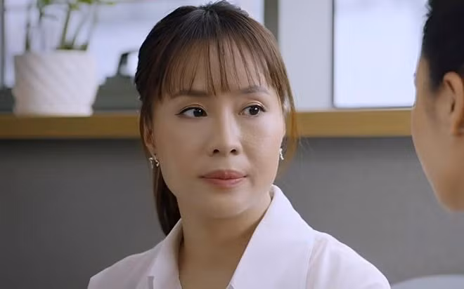 Hồng Diễm có phần xuống sắc, đôi mắt đầy vẻ mệt mỏi trong phim này. Hồng Diễm có phần xuống sắc, đôi mắt đầy vẻ mệt mỏi trong phim này.
