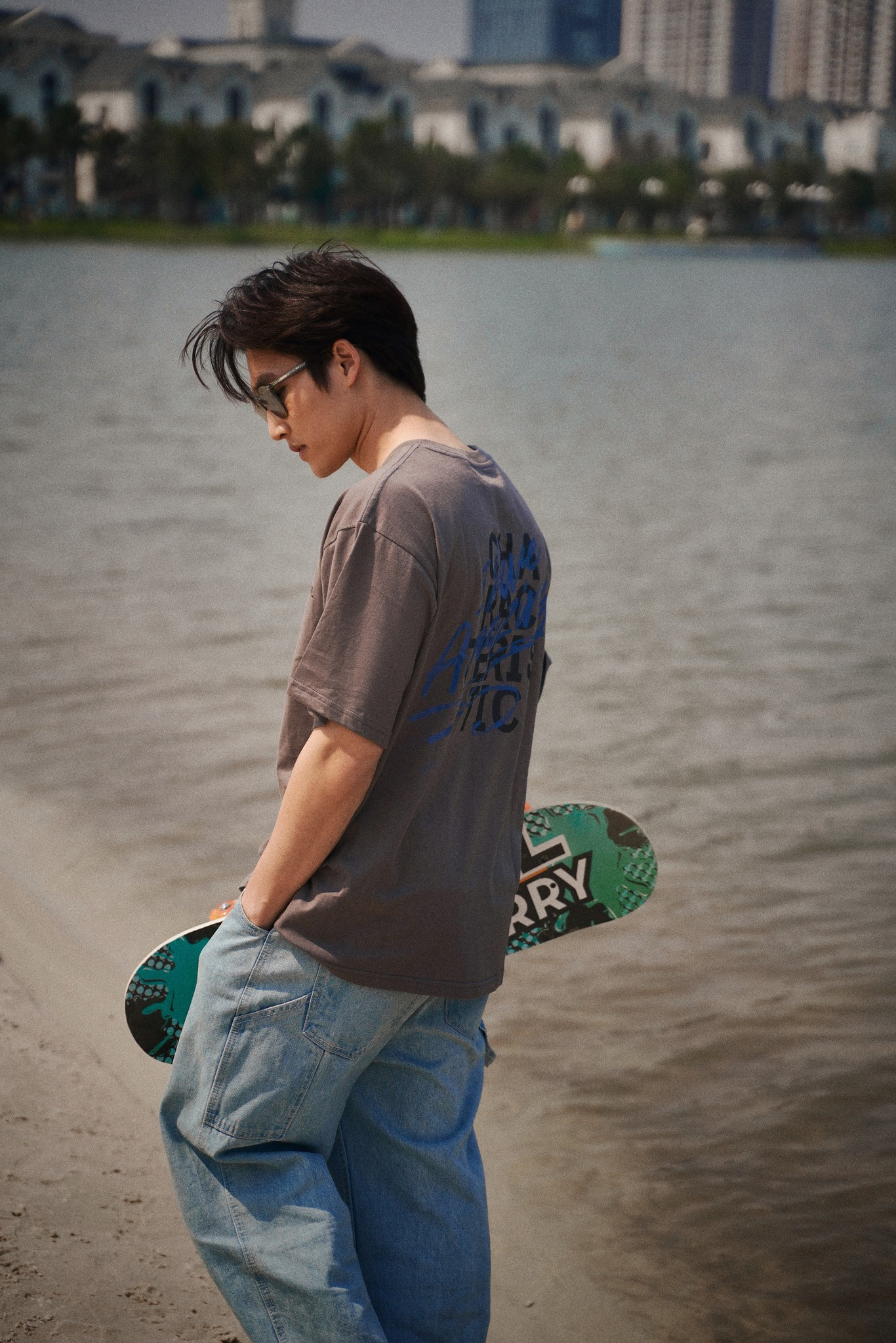 Nam diễn viên chia sẻ khoảnh khắc ưu tư. Nam diễn viên chia sẻ khoảnh khắc ưu tư.