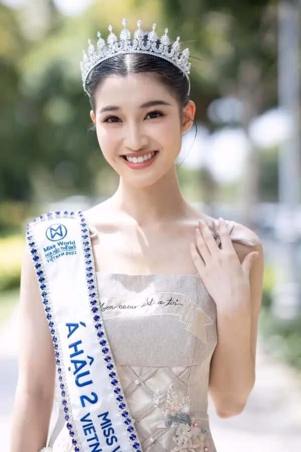 Vết chàm này không thể làm giảm phong độ nhan sắc của Á hậu Phương Nhi.