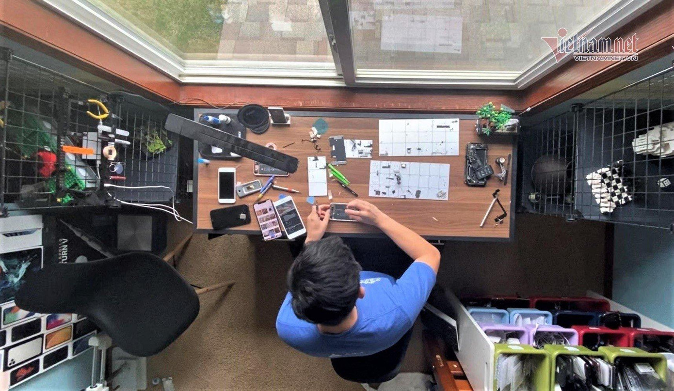 16 tuổi, cậu bạn khởi nghiệp với cửa tiệm sửa chữa điện thoại.