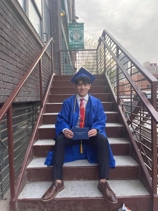 Anh Phú là một người trẻ Gen Z điển hình theo đuổi lối sống “đa nhiệm” khi vừa đi học vừa điều hành công việc kinh doanh riêng.