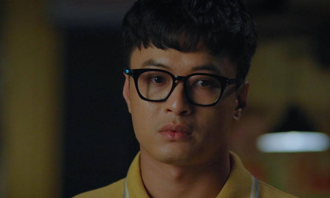 Đức "xoăn" cũng có cảnh gọi điện cho Hoàng Duy