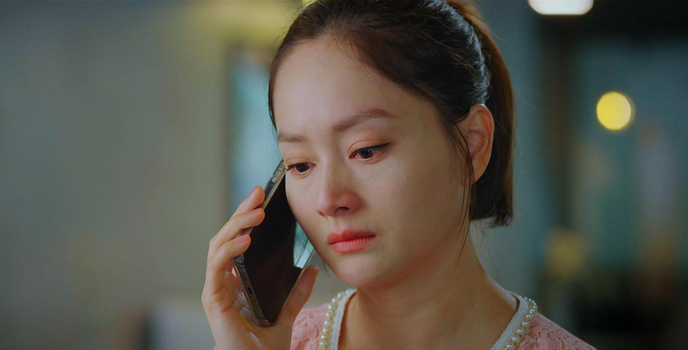 Tập 53 có cảnh Vân Khánh nói chuyện điện thoại với chồng cũ Tập 53 có cảnh Vân Khánh nói chuyện điện thoại với chồng cũ