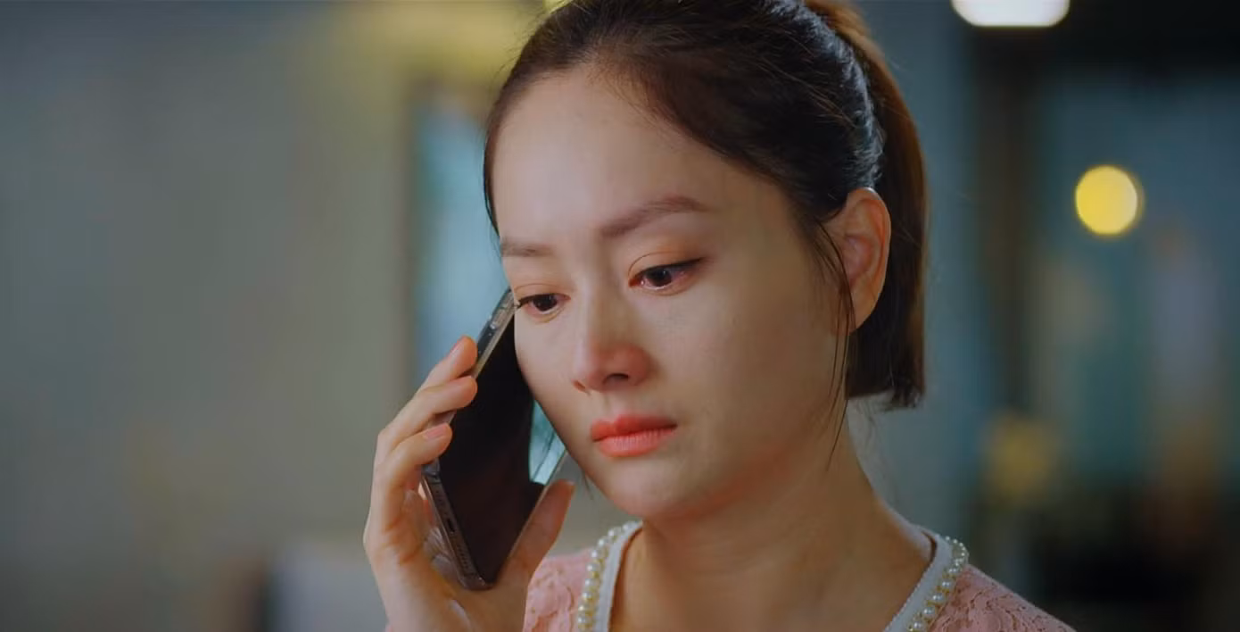 Tập 53 có cảnh Vân Khánh nói chuyện điện thoại với chồng cũ
