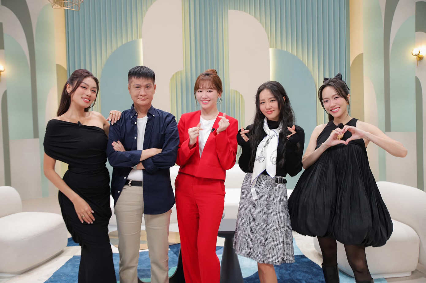 Diệu Nhi liên tục mặc váy siêu rộng khi tham gia ban bình luận show Đảo Thiên Đường. Diệu Nhi liên tục mặc váy siêu rộng khi tham gia ban bình luận show Đảo Thiên Đường.