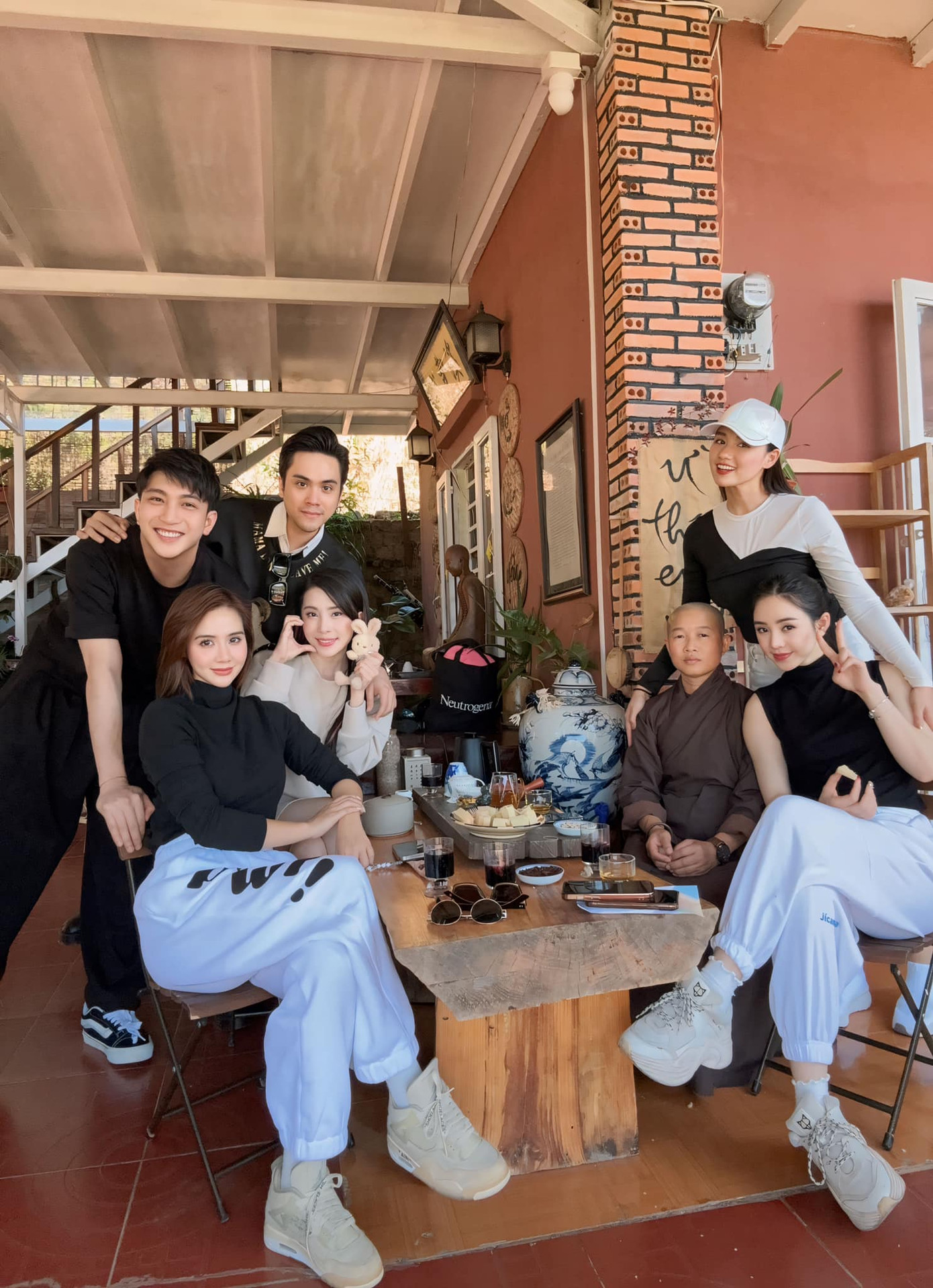 Hóa ra hai người đi cùng cả nhóm bạn Hóa ra hai người đi cùng cả nhóm bạn