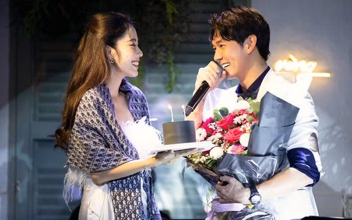 Song Luân và Nam Em trong đêm nhạc mừng sinh nhật nam ca sĩ. Song Luân và Nam Em trong đêm nhạc mừng sinh nhật nam ca sĩ.