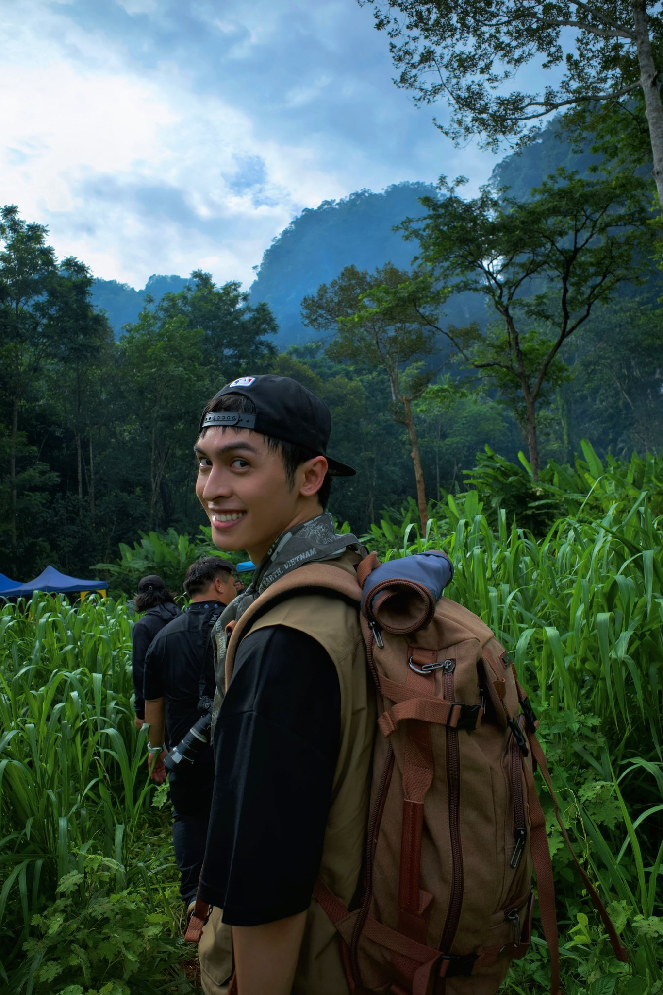 Thực tế là Công Dương chỉ ghé thăm địa điểm quay phim mà thôi. Thực tế là Công Dương chỉ ghé thăm địa điểm quay phim mà thôi.