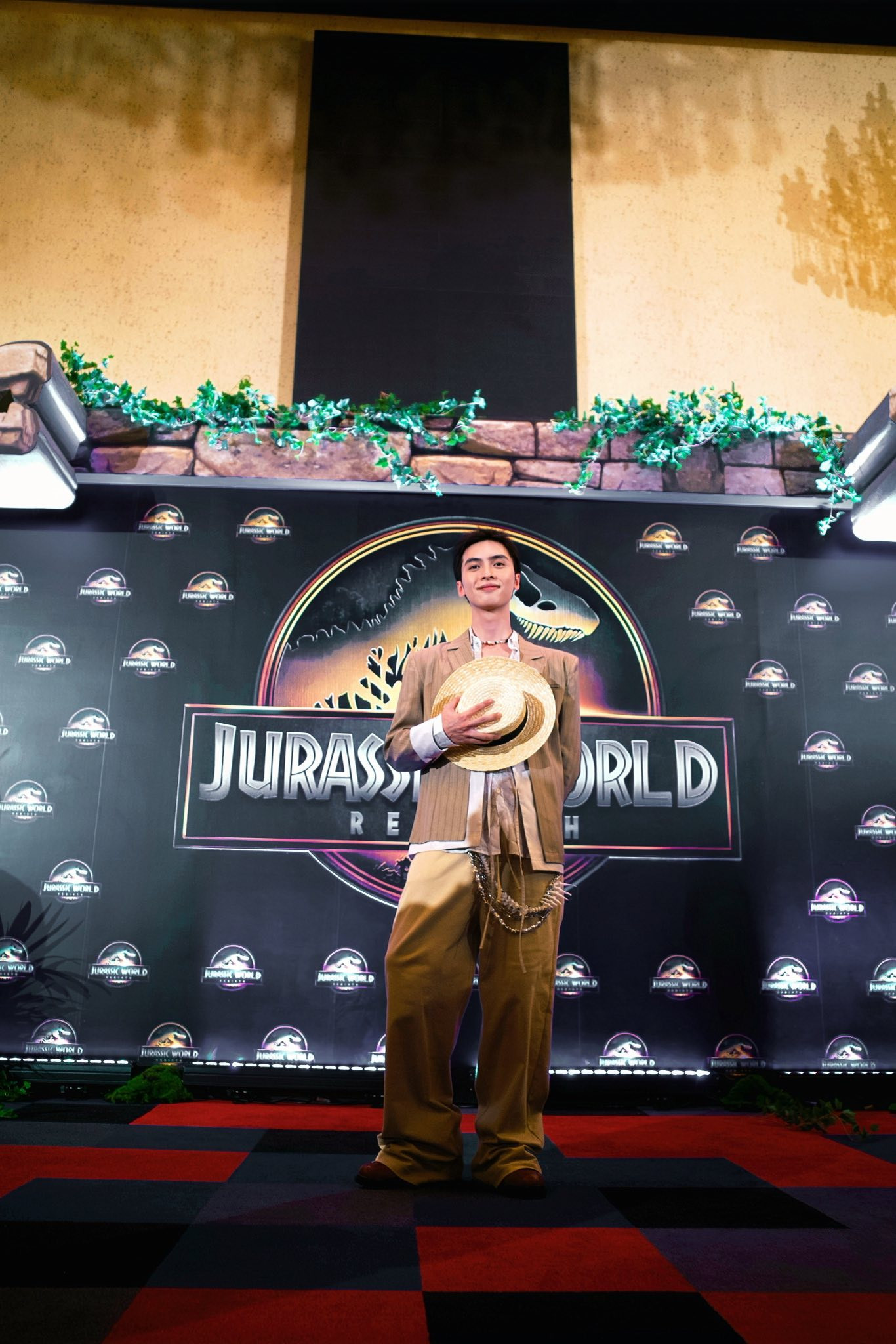 Công Dương xuất hiện ở buổi ra mắt Thế Giới Khủng Long: Tái Sinh ở Thái Lan. Công Dương xuất hiện ở buổi ra mắt Thế Giới Khủng Long: Tái Sinh ở Thái Lan.