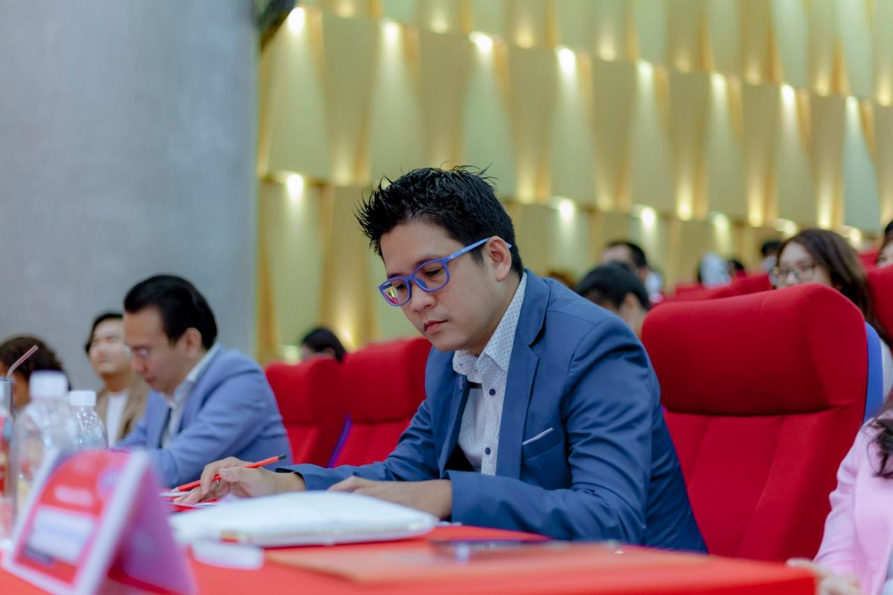 Tiến sĩ Nguyễn Vinh Quang - chuyên gia trong lĩnh vực giáo dục, CEO &amp; Founder của Tổ chức hướng nghiệp Quốc tế Mr.Q làm giám khảo cuộc thi Future Me.