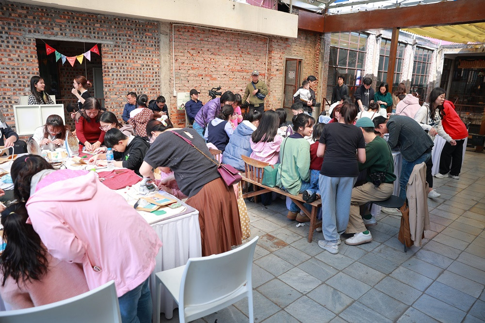 Các bạn trẻ trải nghiệm các hoạt động tái chế đồ cũ.