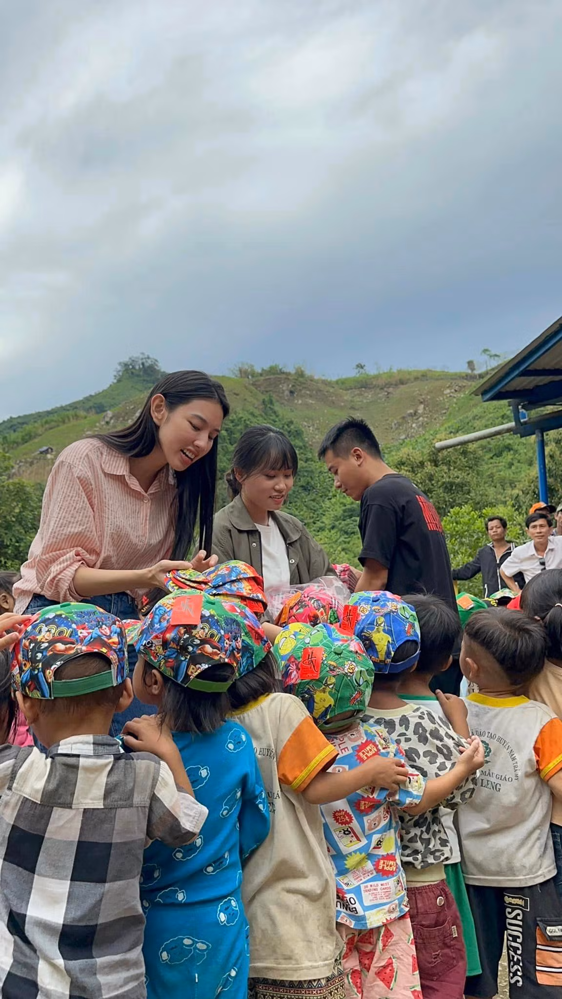 Thùy Tiên, Quang Linh không đăng ảnh tương tác khi cùng đi làm từ thiện.