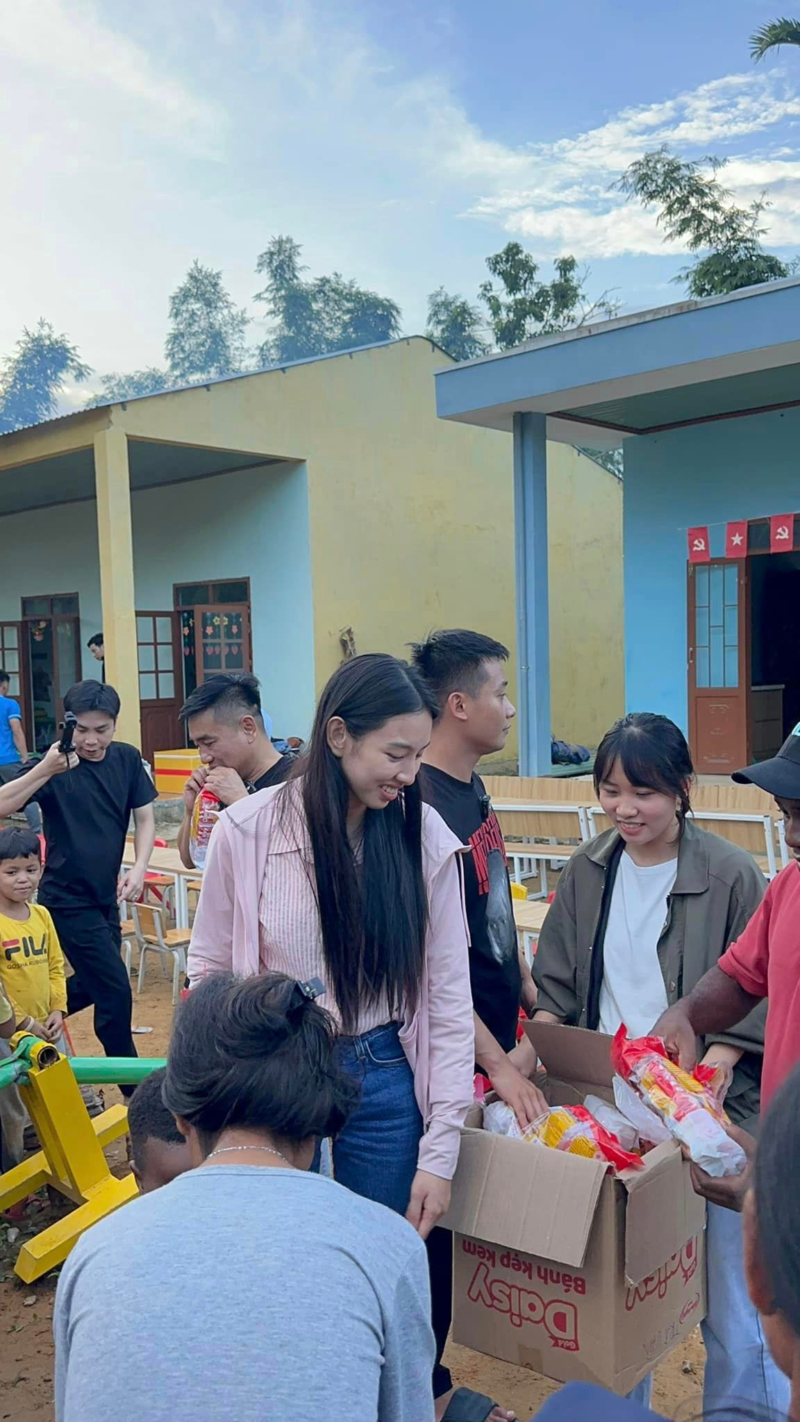 Loạt ảnh cho thấy hai người chỉ tập trung vào công việc thiện nguyện. Loạt ảnh cho thấy hai người chỉ tập trung vào công việc thiện nguyện.