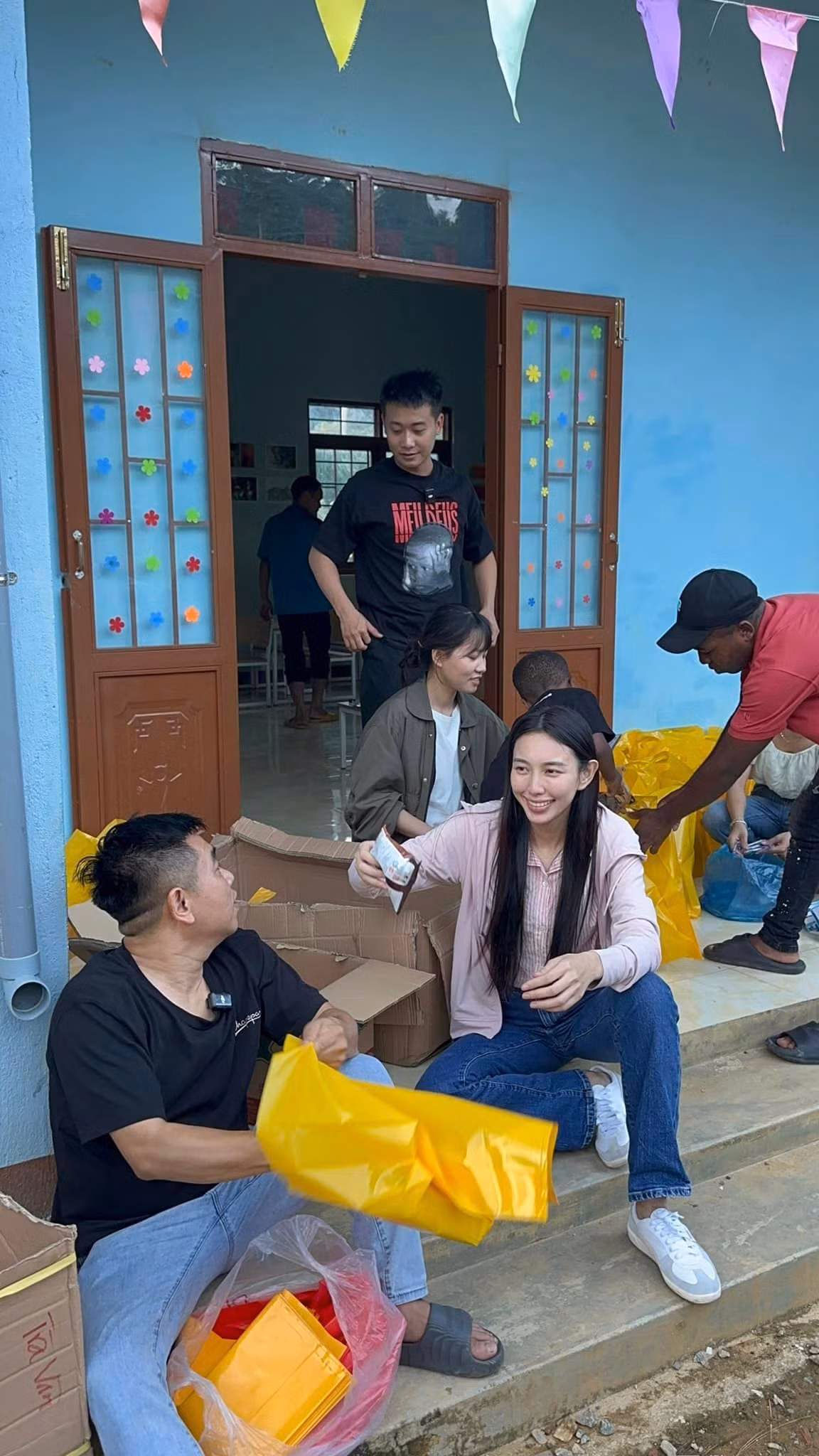 Loạt ảnh cho thấy hai người chỉ tập trung vào công việc thiện nguyện.