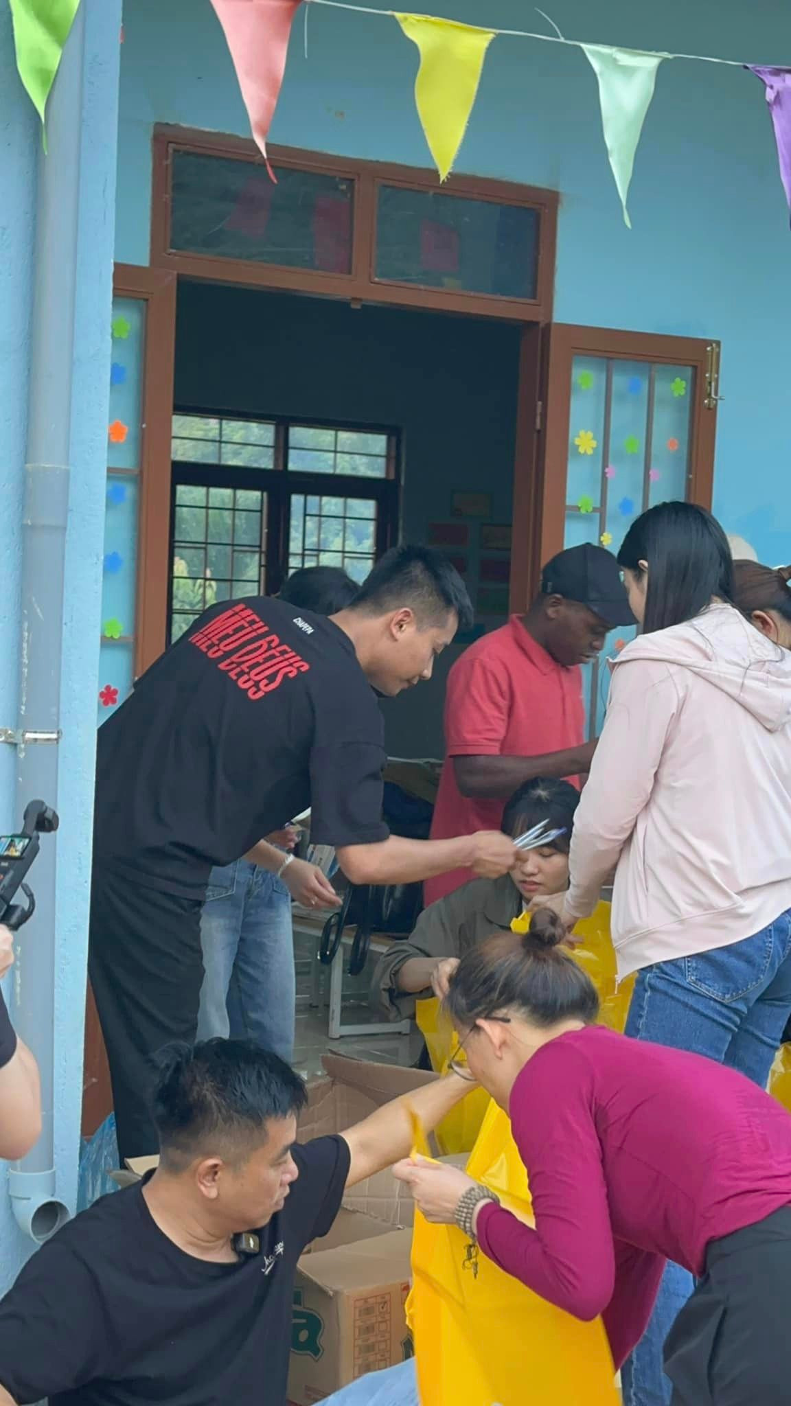 Thùy Tiên, Quang Linh không đăng ảnh tương tác khi cùng đi làm từ thiện. Thùy Tiên, Quang Linh không đăng ảnh tương tác khi cùng đi làm từ thiện.