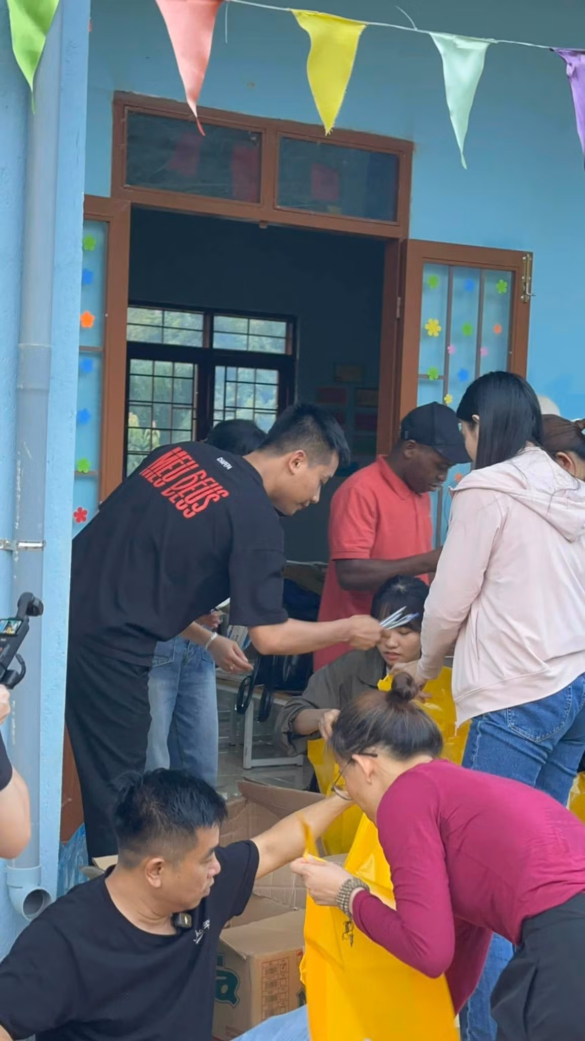 Thùy Tiên, Quang Linh không đăng ảnh tương tác khi cùng đi làm từ thiện.