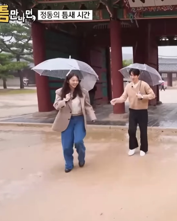 Yoo Yeon Seok luôn quan tâm đến bạn diễn mọi lúc mọi nơi.