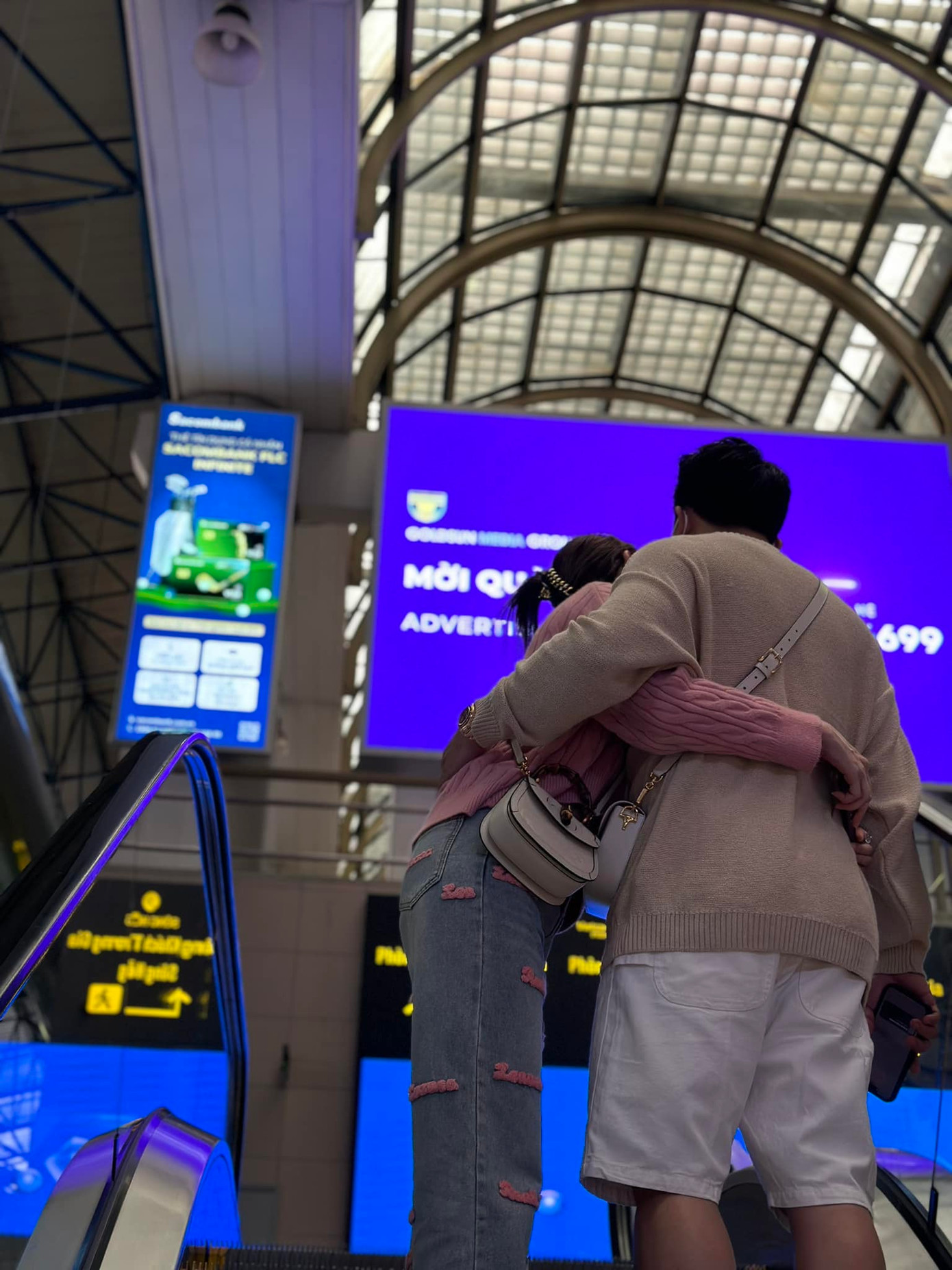 Hari Won từng đăng ảnh tình cảm bên chồng khi Trấn Thành vướng ồn ào. Hari Won từng đăng ảnh tình cảm bên chồng khi Trấn Thành vướng ồn ào.