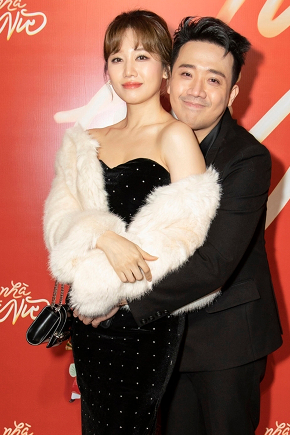 Trấn Thành tiếp tục phủ nhận tin đồn hợp đồng hôn nhân. Trấn Thành tiếp tục phủ nhận tin đồn hợp đồng hôn nhân.