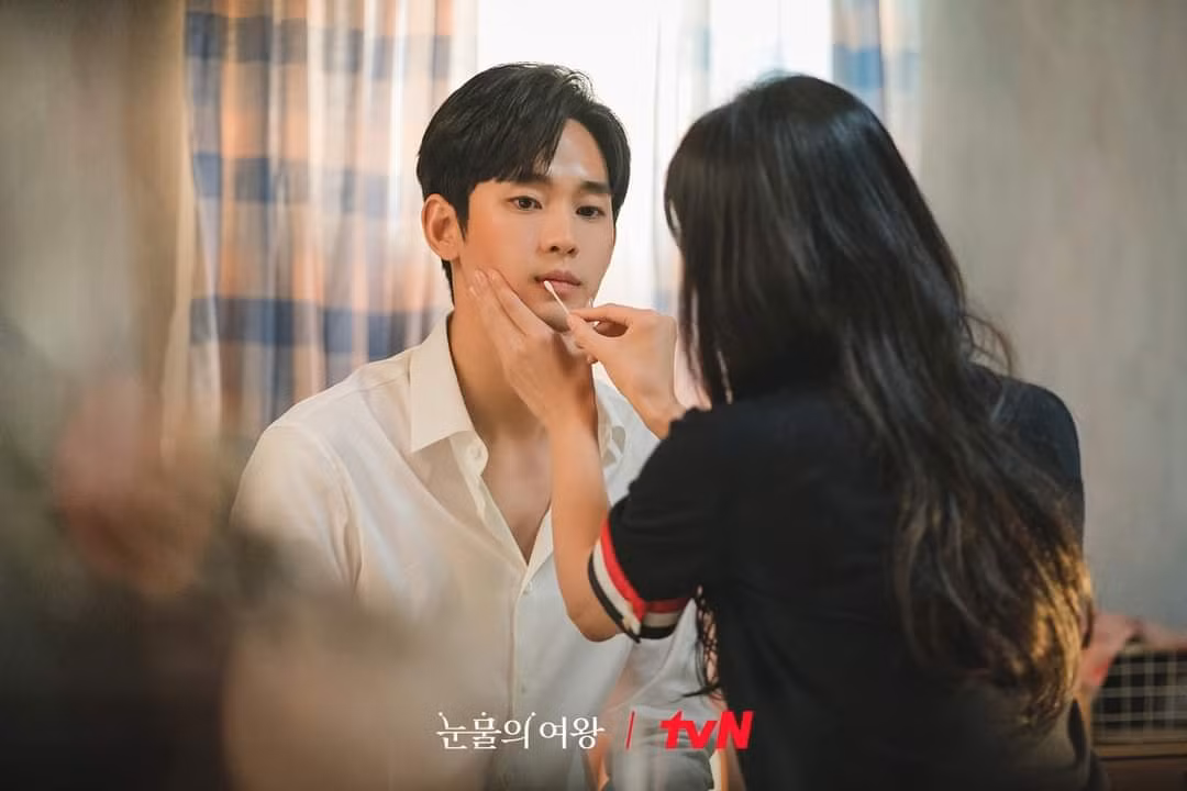 Nhân vật Hyun Woo luôn ở bên chăm sóc lo lắng cho vợ.