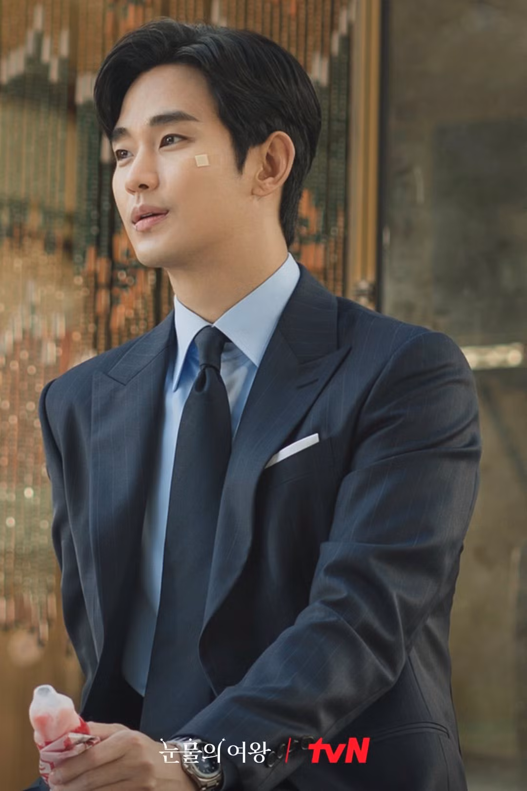 Fan của Kim Soo Hyun khen anh luôn sẵn sàng lùi lại để bạn diễn tỏa sáng.