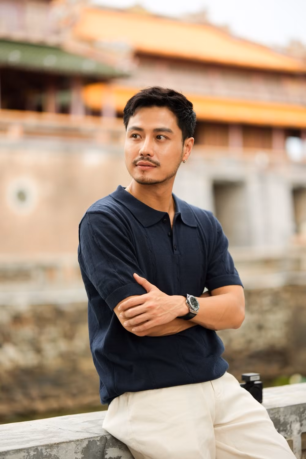 Tạo hình già dặn của Thanh Sơn trong phim.