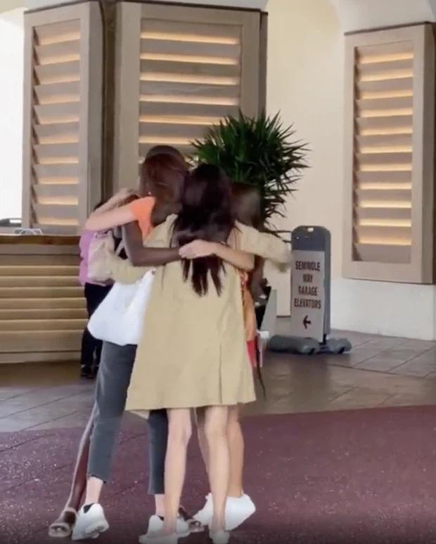 Hoa hậu Khánh Vân ôm chặt Hoa hậu Malaysia và các thí sinh khác trước khi chia tay