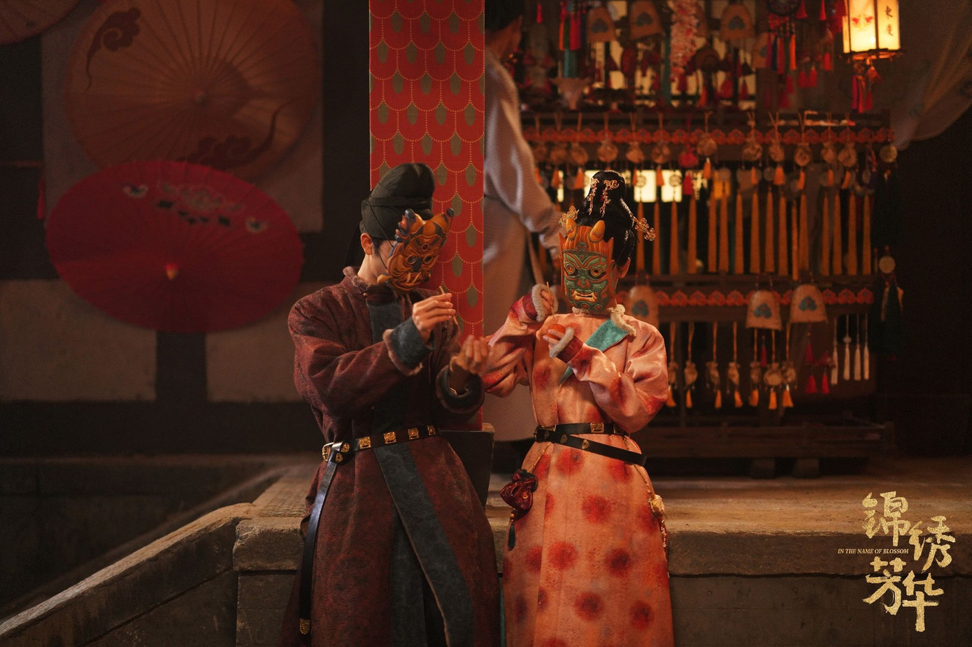 Hai vợ chồng đang tận hưởng lễ hội mùa Xuân. Hai vợ chồng đang tận hưởng lễ hội mùa Xuân.