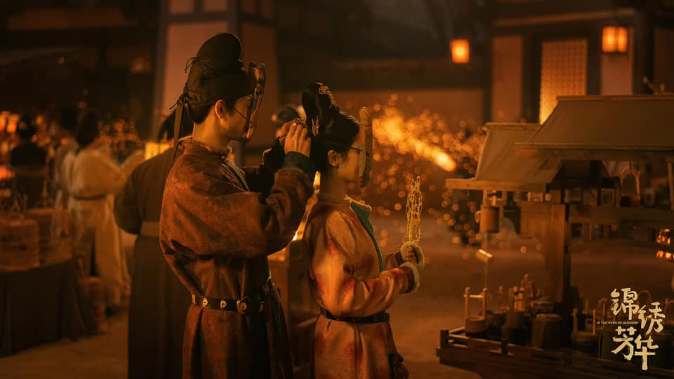 Hai vợ chồng đang tận hưởng lễ hội mùa Xuân. Hai vợ chồng đang tận hưởng lễ hội mùa Xuân.