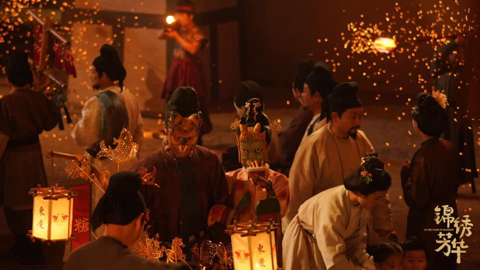 Hai vợ chồng đang tận hưởng lễ hội mùa Xuân. Hai vợ chồng đang tận hưởng lễ hội mùa Xuân.