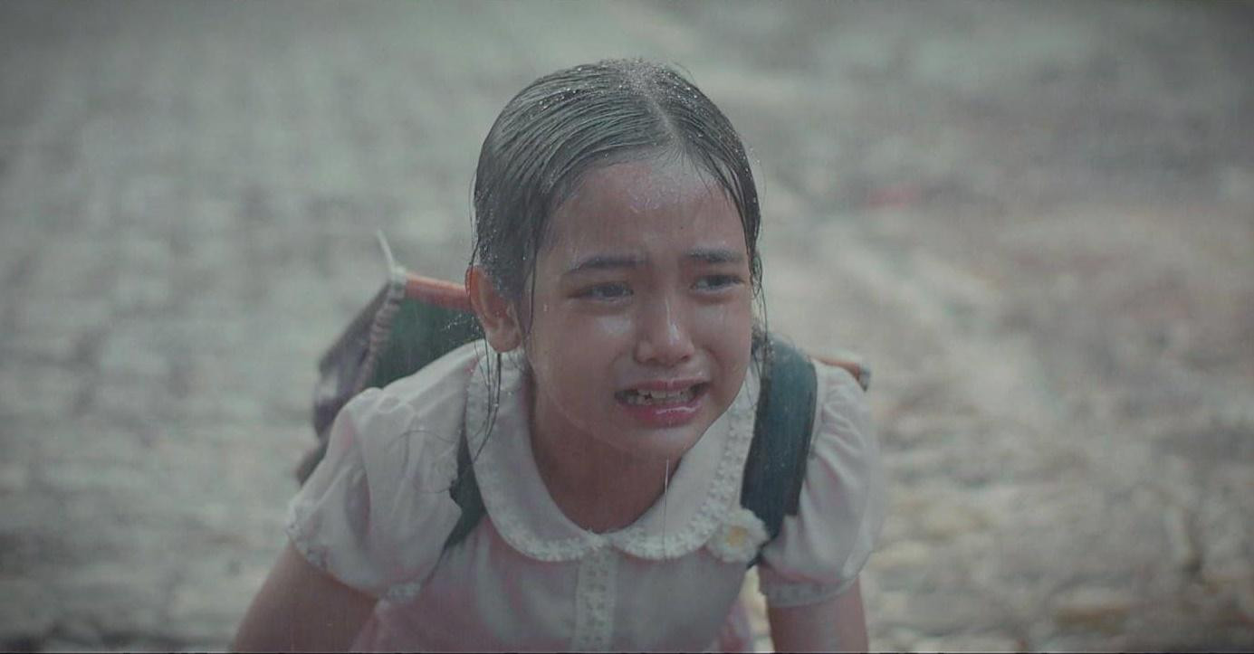 Bà Nhung không ngừng đau đớn vì nghĩ con gái đã qua đời. Bà Nhung không ngừng đau đớn vì nghĩ con gái đã qua đời.