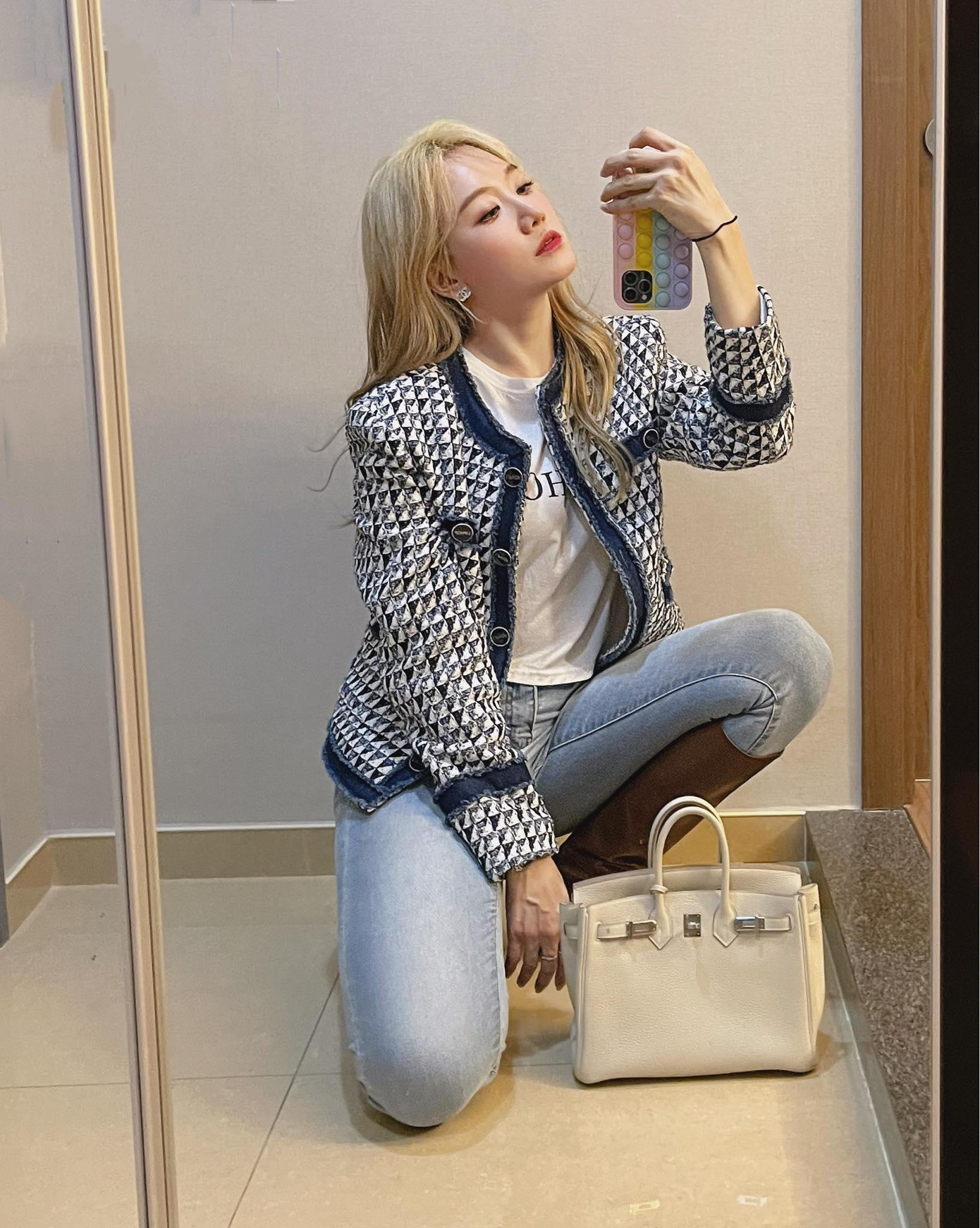 Hari Won bị soi không đeo nhẫn cưới.