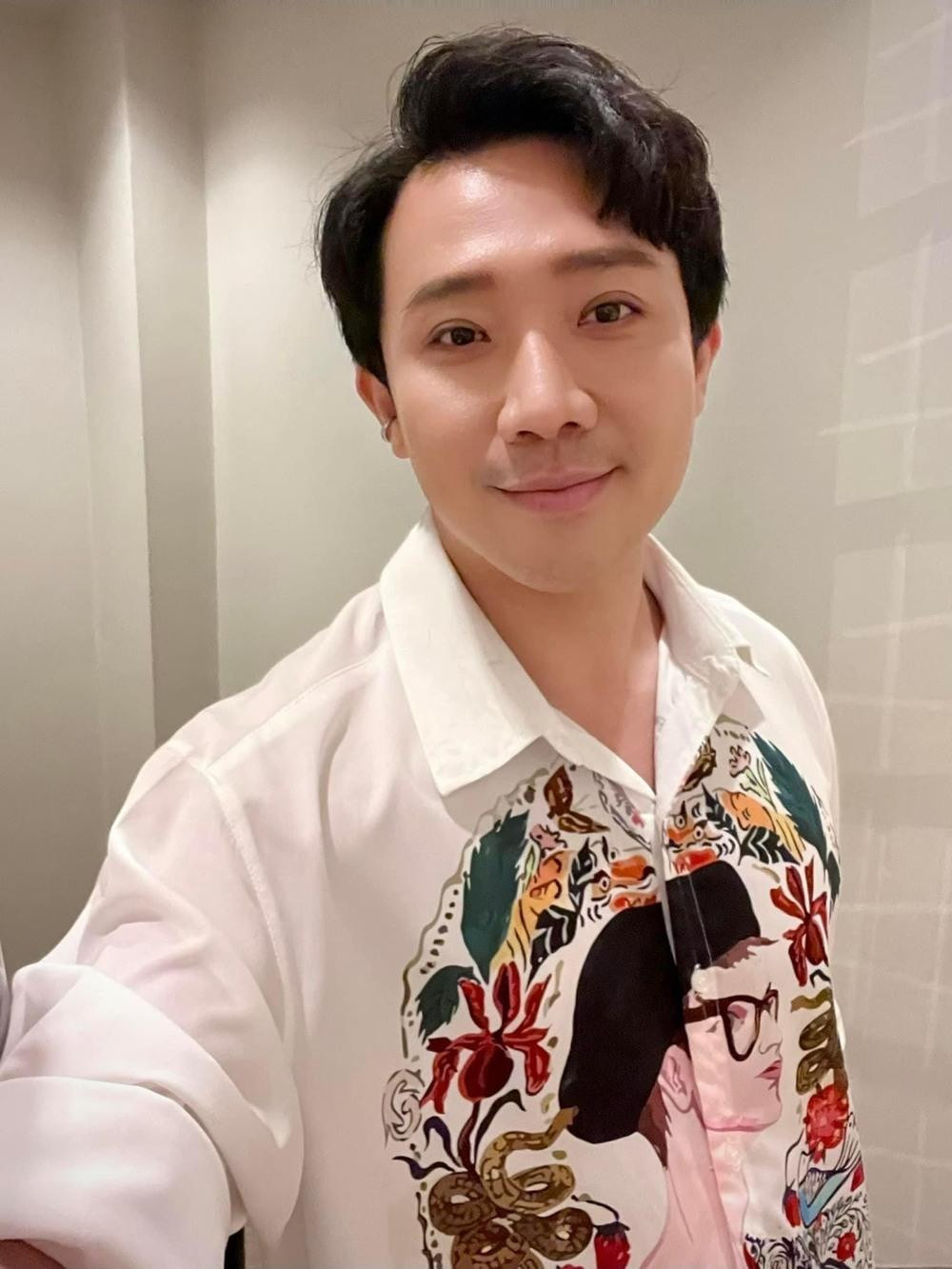 Nam MC đi đám cưới một mình mà không có Hari Won bên cạnh.