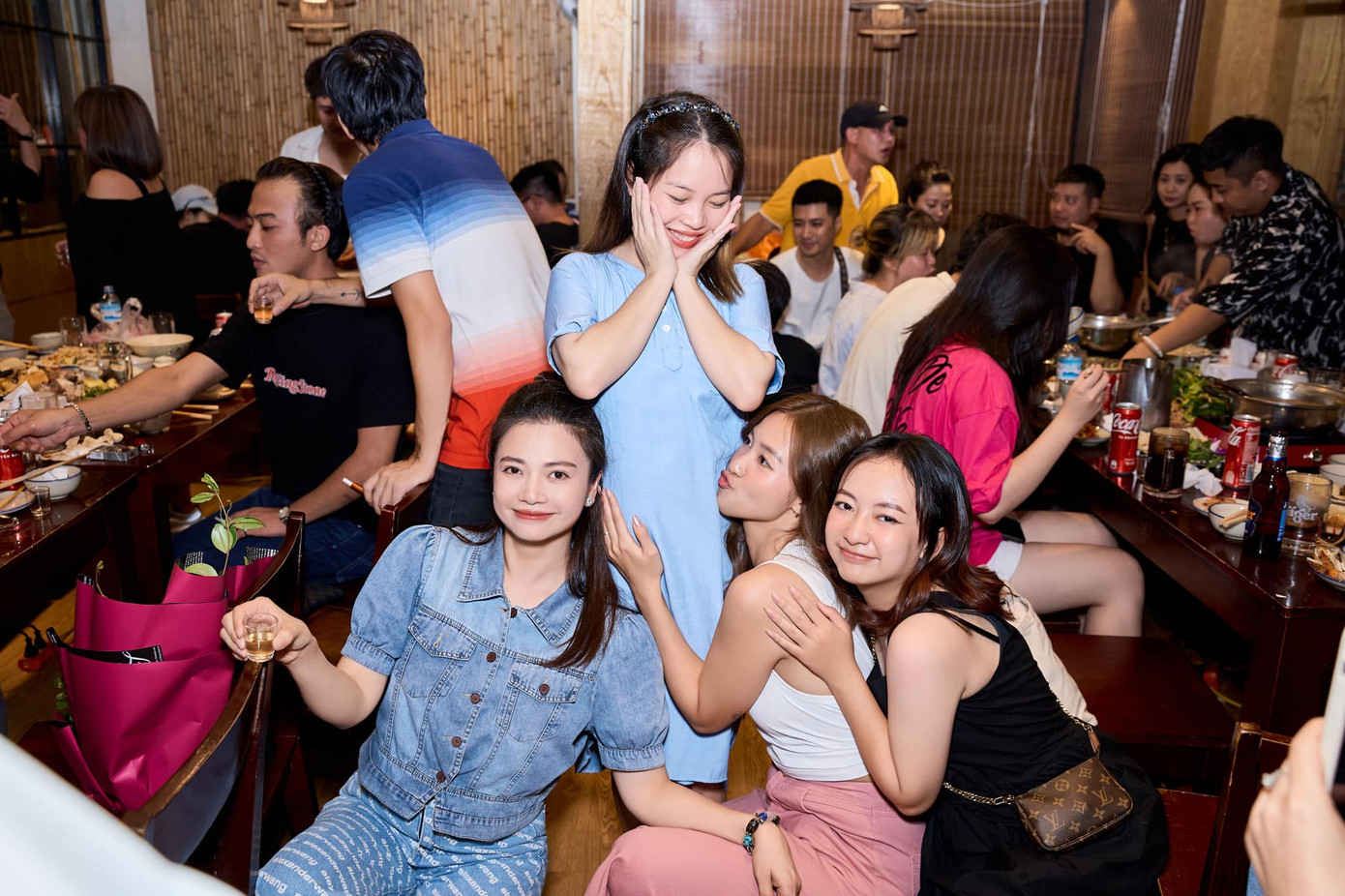 Đoàn làm phim Gia Đình Mình Vui Bất Thình Lình vừa mở tiệc đóng máy.