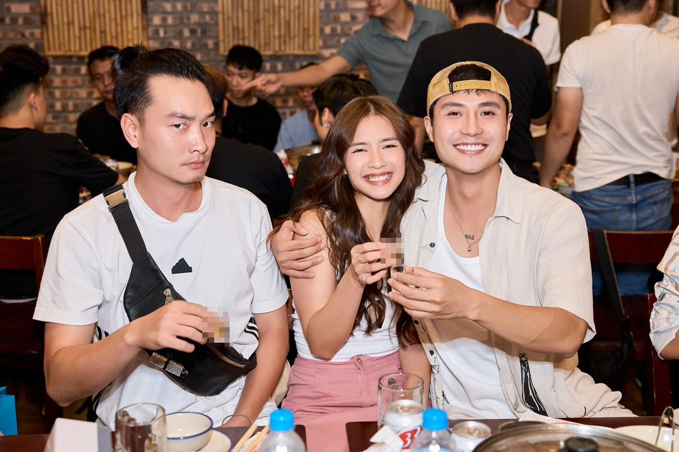 Cả hai luôn bên nhau trong suốt buổi tiệc.