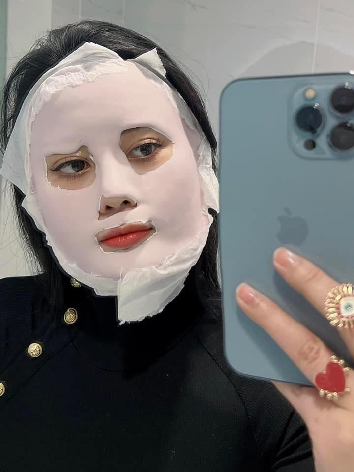 Phương Oanh vốn dưỡng da rất cẩn thận. Phương Oanh vốn dưỡng da rất cẩn thận.