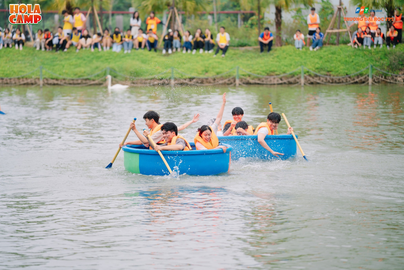 Trại sinh tham gia cuộc đua thuyền thúng đầy kịch tính tại khu vực hồ Thiên Nga thuộc khuôn viên Trường Đại học FPT Hà Nội.