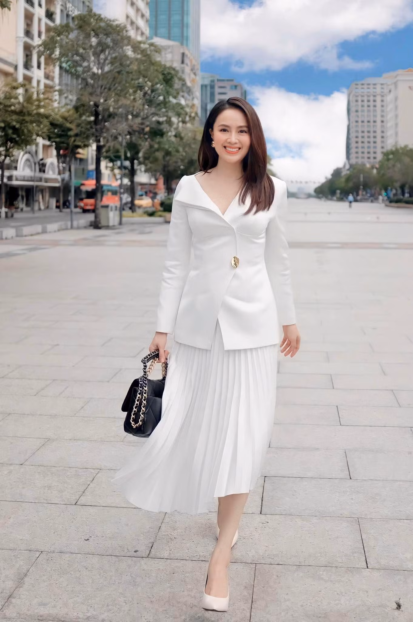 Hồng Diễm khoe tóc mới khi vào TP.HCM
