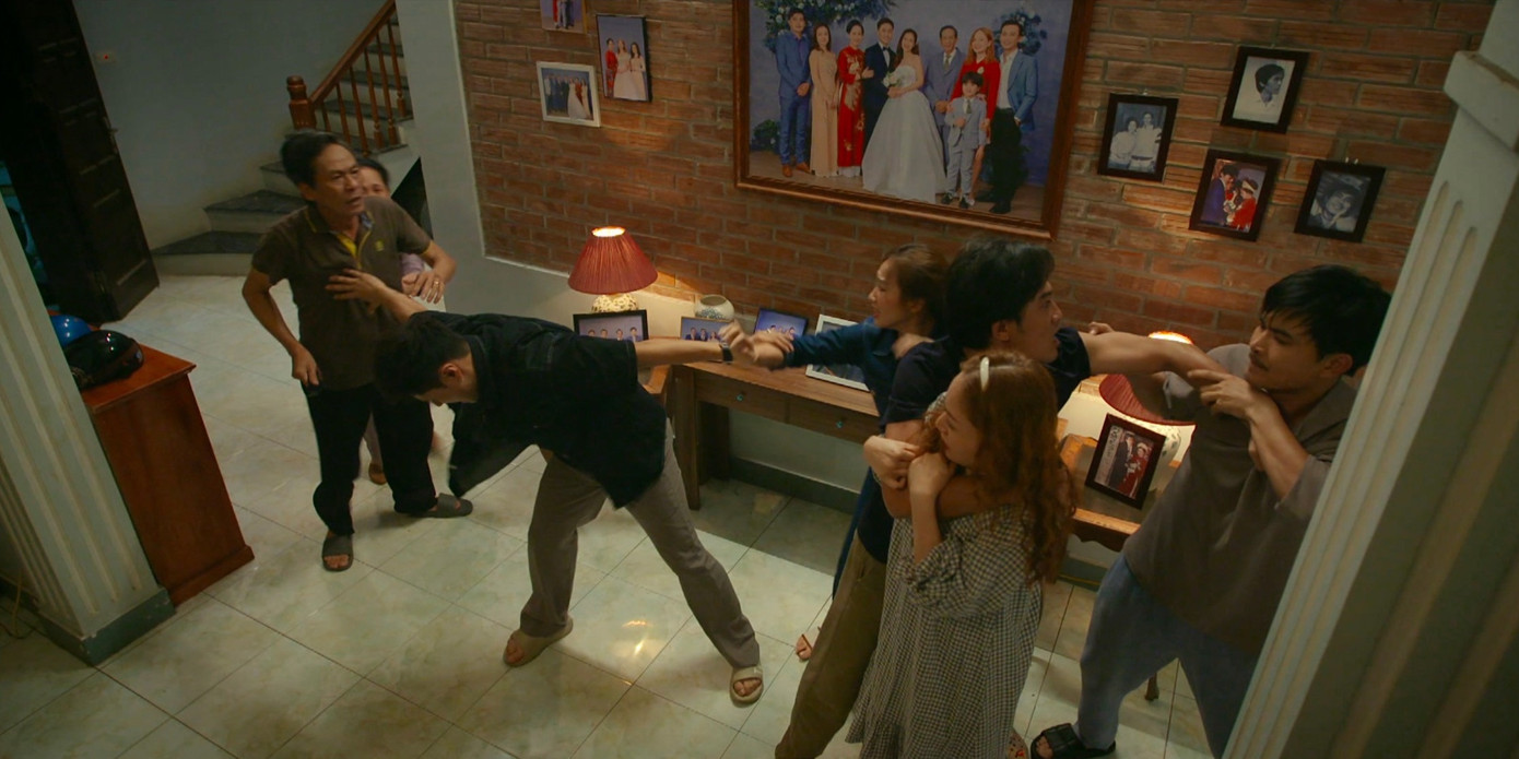 Cả nhà phải xúm vào can ngăn ông Toại. Cả nhà phải xúm vào can ngăn ông Toại.