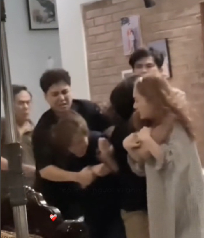 Thanh Sơn lao vào đỡ roi hộ Khả Ngân. Thanh Sơn lao vào đỡ roi hộ Khả Ngân.