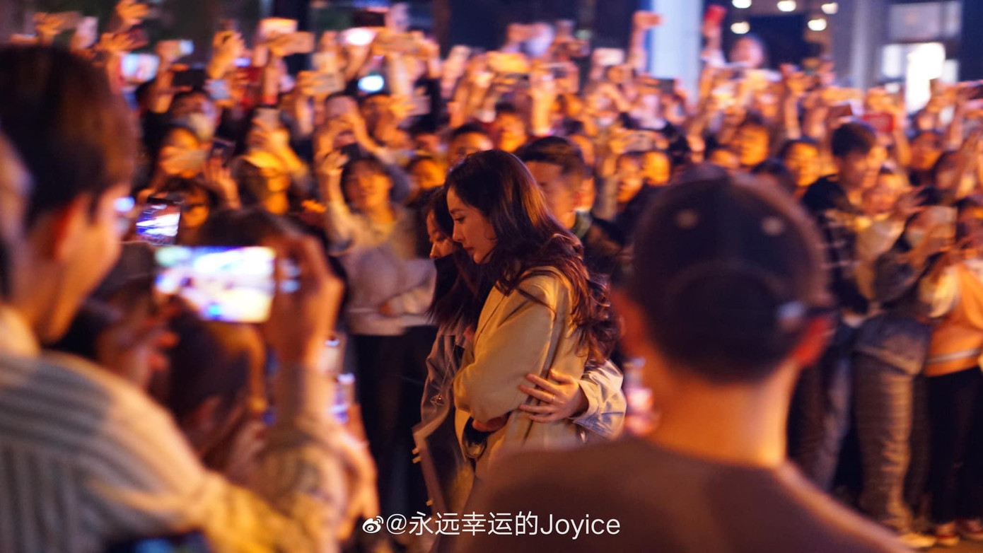 Cô đi tới đâu đều gây chú ý Cô đi tới đâu đều gây chú ý